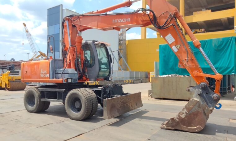 2006 Hitachi ZX160W, photo 2