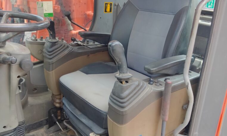 2006 Hitachi ZX160W, photo 5